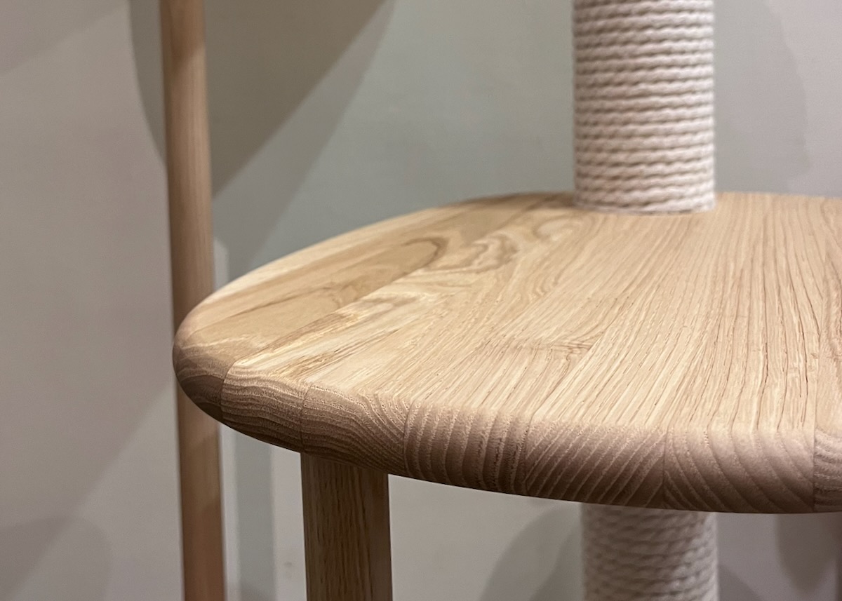 KARIMOKU CAT TREE 分層台階使用了「浮紋加工」工法製作